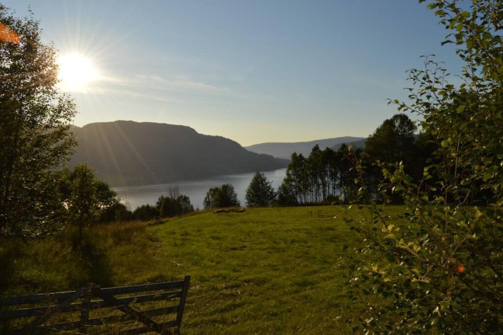 Stille Og Fredelig Ved Fjord Og Fjell Valsøybotn Εξωτερικό φωτογραφία