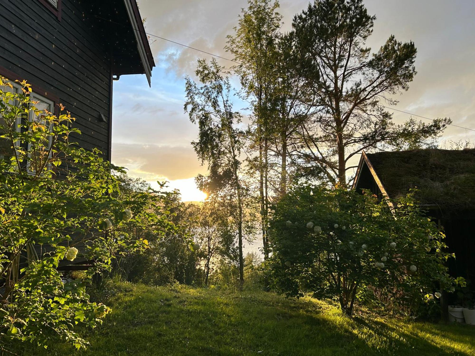 Stille Og Fredelig Ved Fjord Og Fjell Valsøybotn Εξωτερικό φωτογραφία